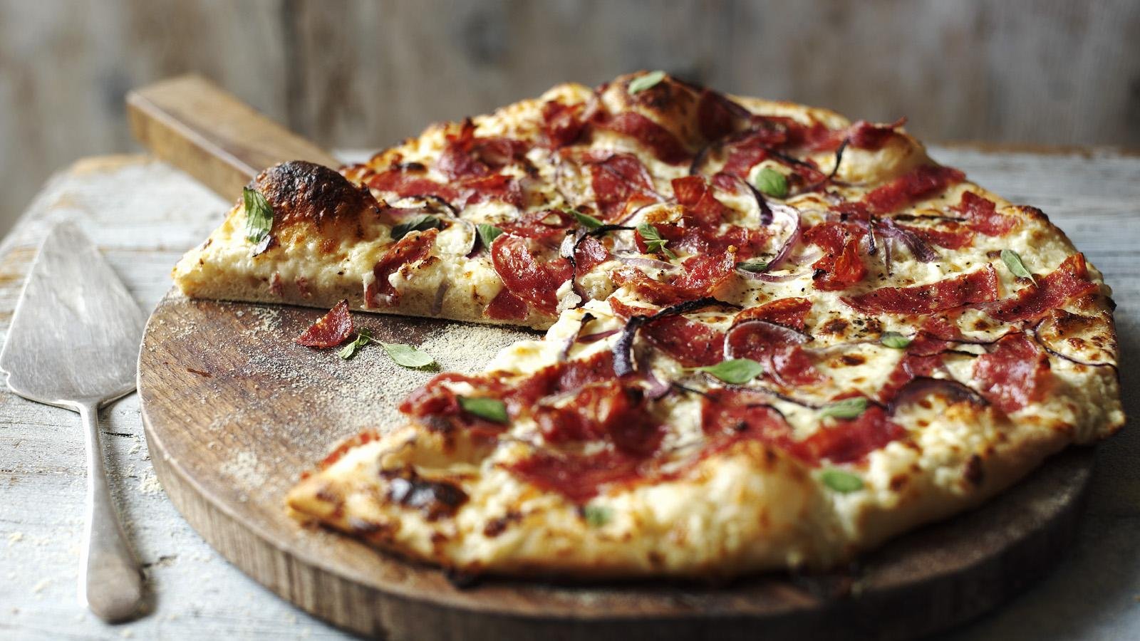 Pizza cuite en pleine nature lors d'un camping