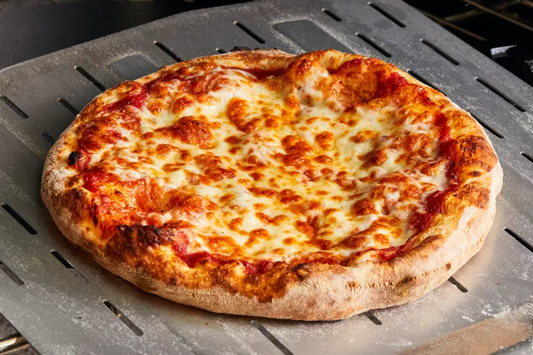 Pizza maison cuite au four sur pierre Viking