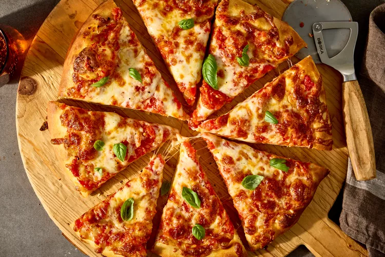 Pizza artisanale à la tomate et mozzarella cuite sur une pierre à pizza Viking